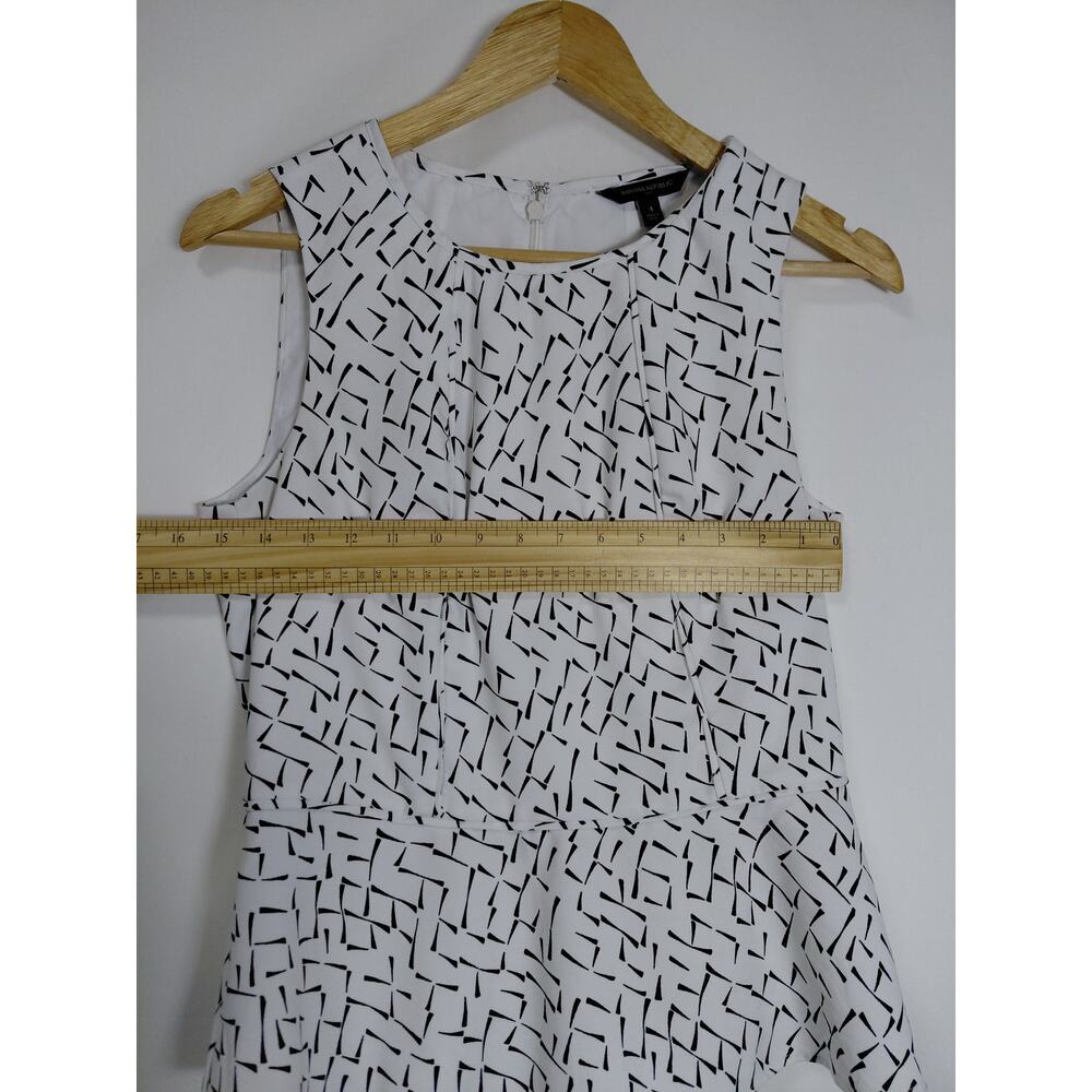 Banana Republic White Black Geometric Sleeveless Blouse Women Size 4 - Picture 6 of 8